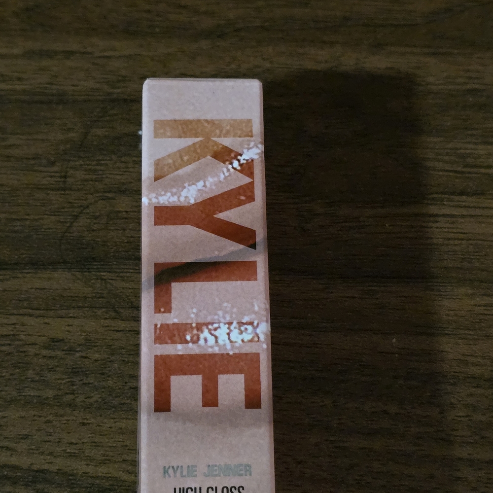Kylie Cosmetics High Gloss – Shade 324 “Damn Gina” - NEW IN BOX - Picture 2 of 5